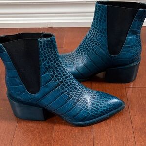Vero Cuoio Teal Croc-Embossed Chelsea Booties